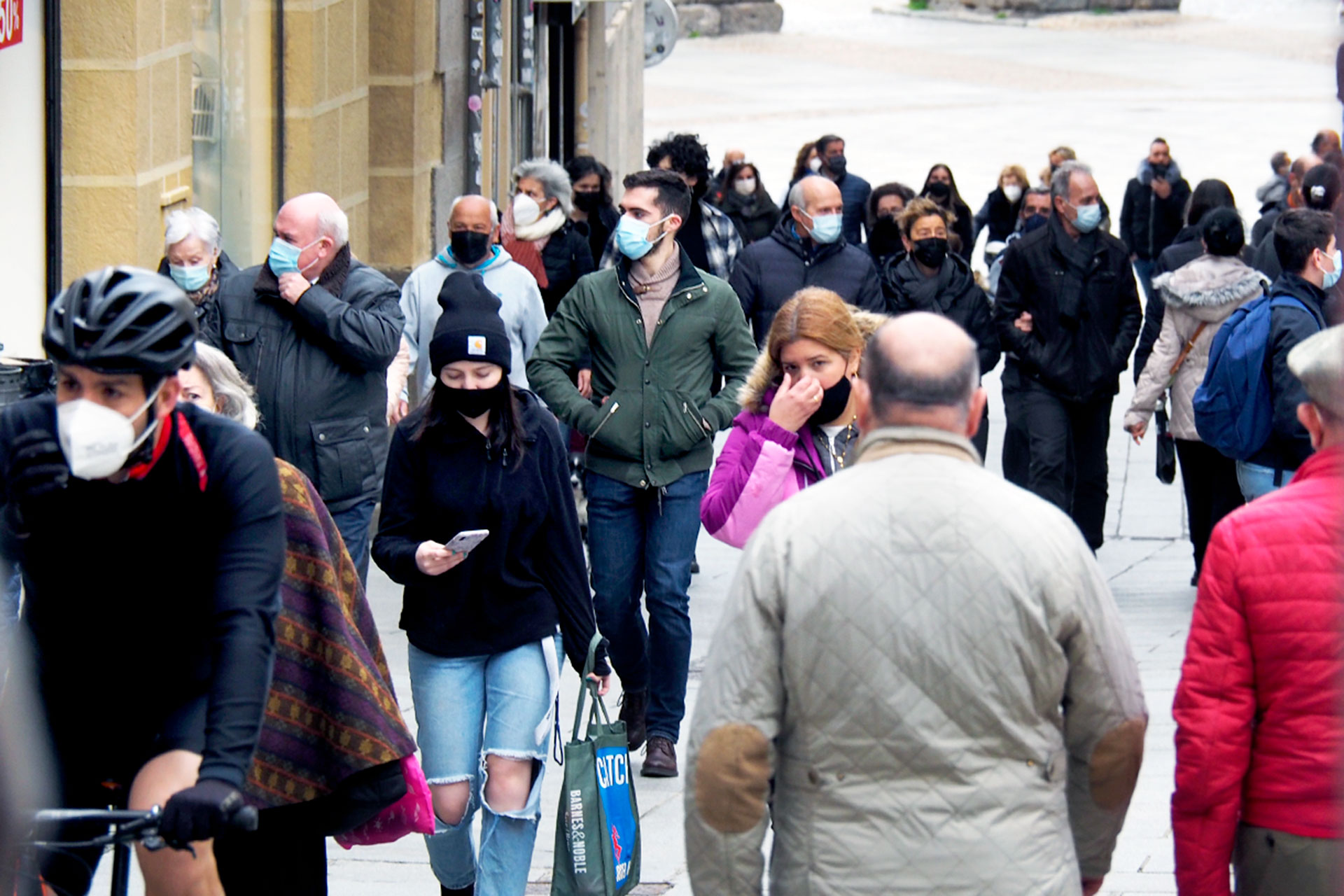 Calle Gente Mascarillas Coronavirus KAM1075