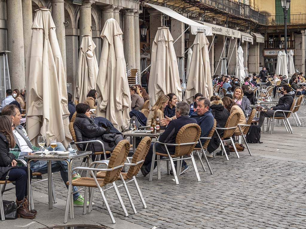 Terrazas en la Plaza Mayor de Segovia. coronavirus. / KAMARERO