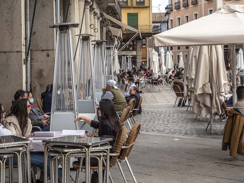 ¿Qué se puede hacer en Castilla y León en nivel 3 de alerta? 1 Terrazas en la Plaza Mayor de Segovia. coronavirus. / KAMARERO