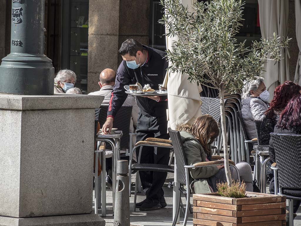 Terrazas en la Plaza Mayor ocupadas por ciudadanos en días pasados. / KAMARERO