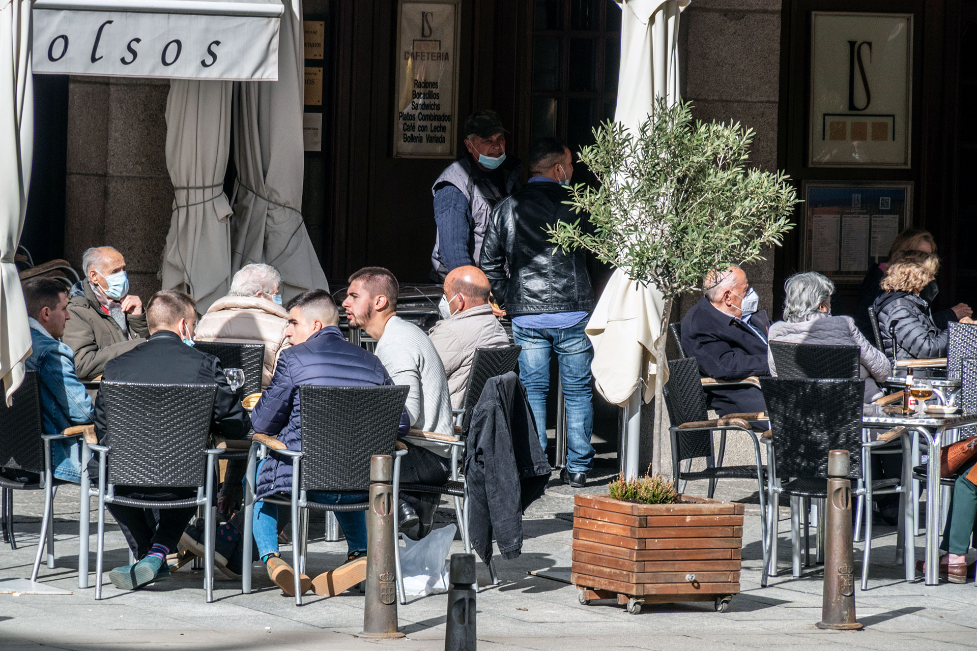 Calle Terrazas Gente Mascarillas Coronavirus KAM8730