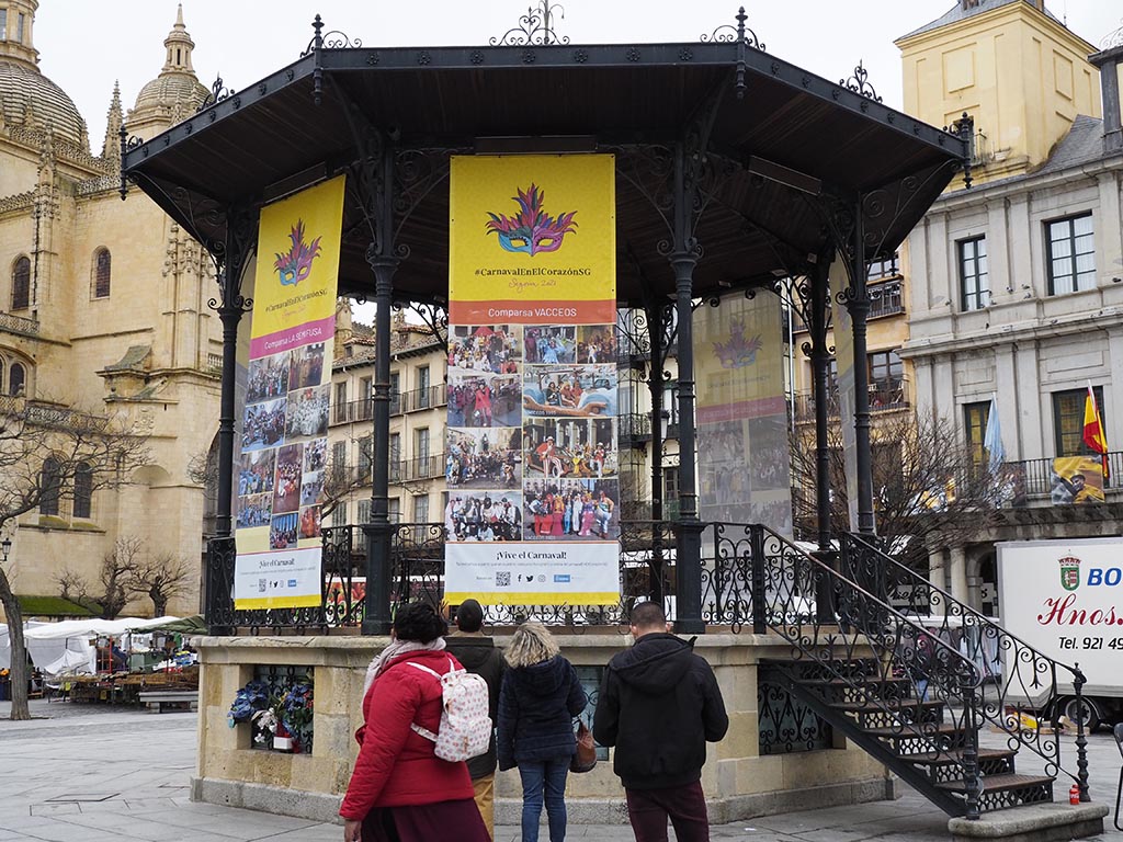 El Carnaval segoviano coloca las comparsas de la ciudad en la Plaza Mayor. / KAMARERO