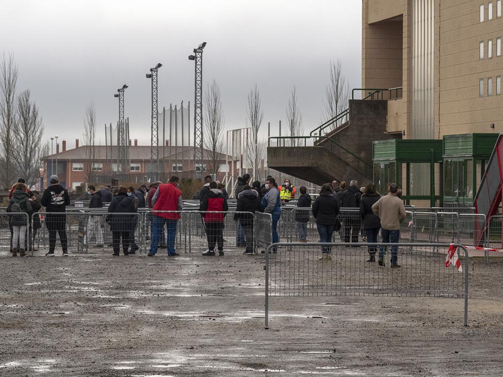 Acceso al cribado del pabellón Pedro Delgado de Segovia. / KAMARERO