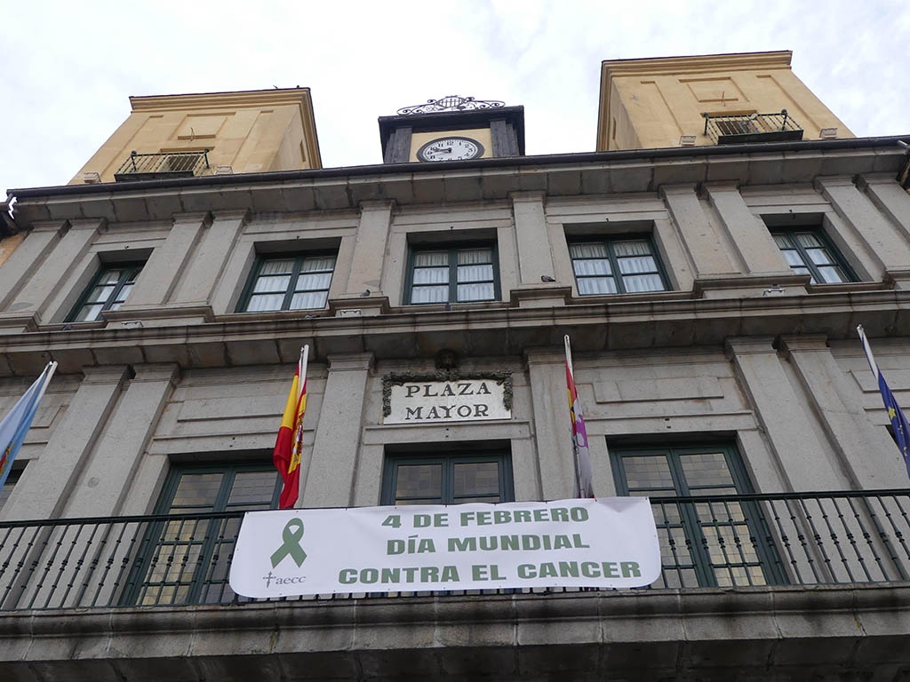 En el balcón del Ayuntamiento se ha colocado una pancarta en conmemoración al Día Mundial contra el Cáncer. / EL ADELANTADO