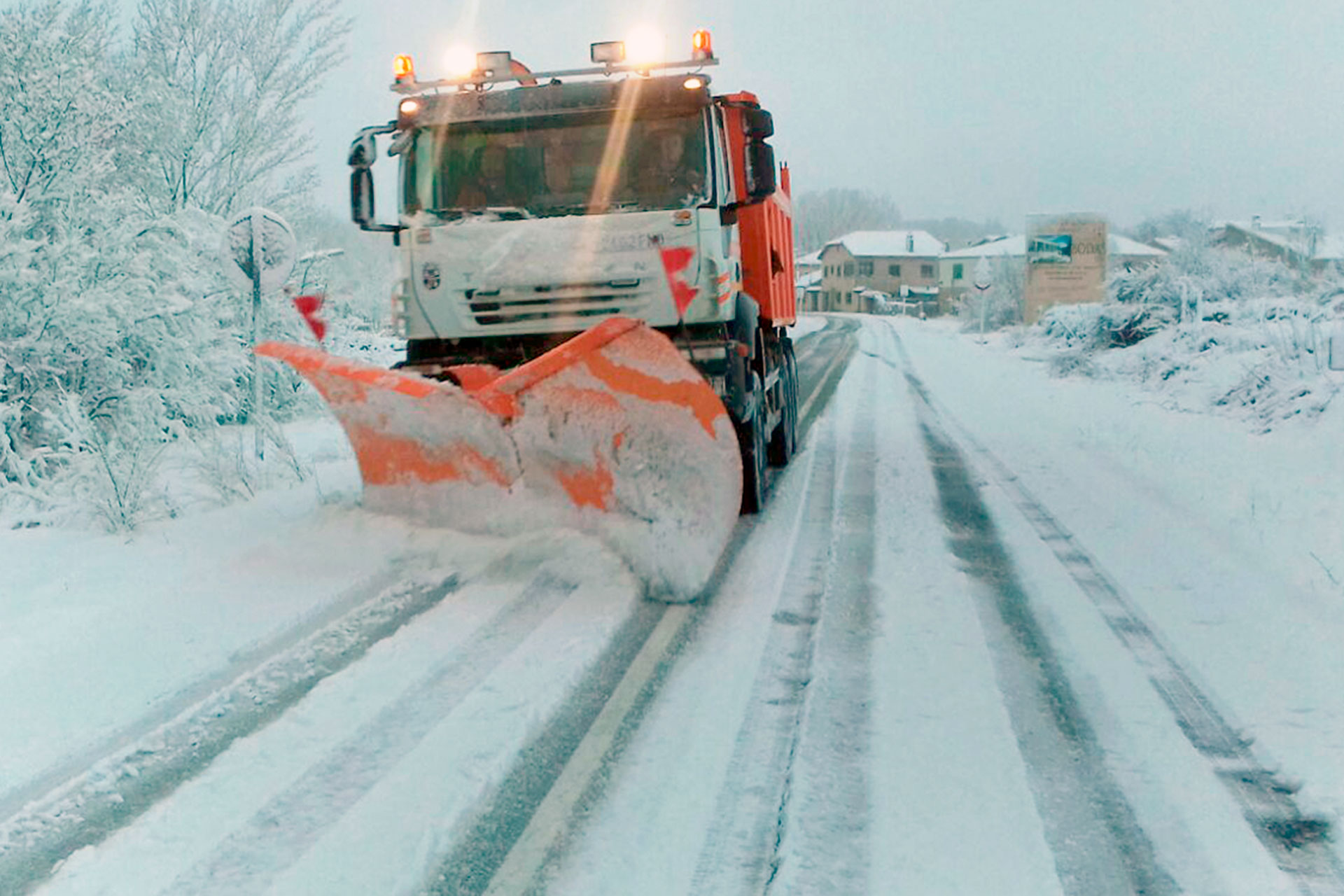 Una quitanieves de la Diputación de Segovia. / EL ADELANTADO
