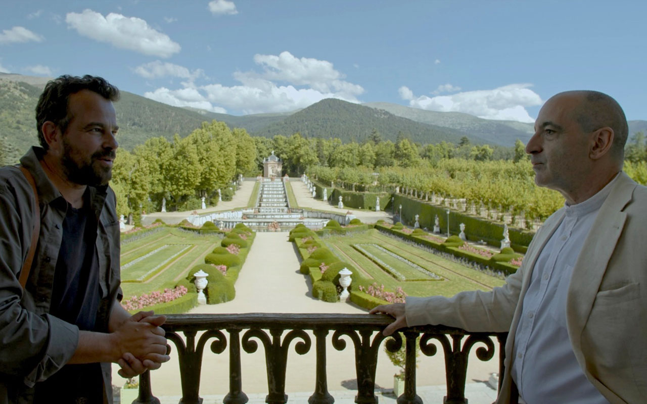 Arturo Franco, presentador de la serie 'Jardines con Historia' (izquierda) y José Luis Sancho, historiador de Patrimonio Nacional (derecha). / JARDINES CON HISTORIA