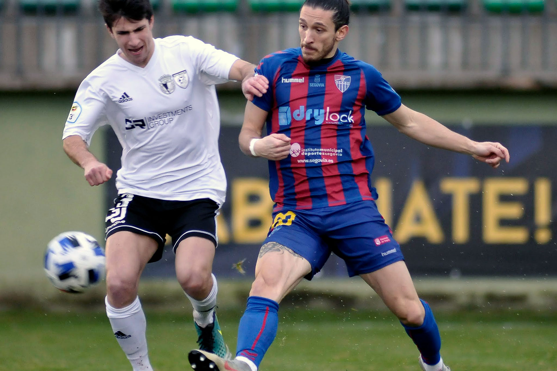 Adrián intercepta el avance de un jugador del Promesas. / JUAN MARTÍN-G.SEGOVIANA