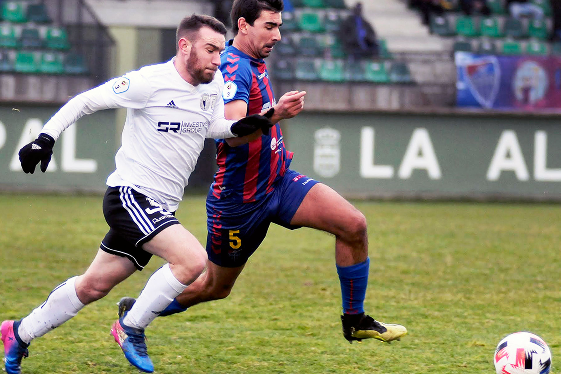 Javi Marcos se adelanta a la acción del delantero del Burgos Promesas./ KAMARERO