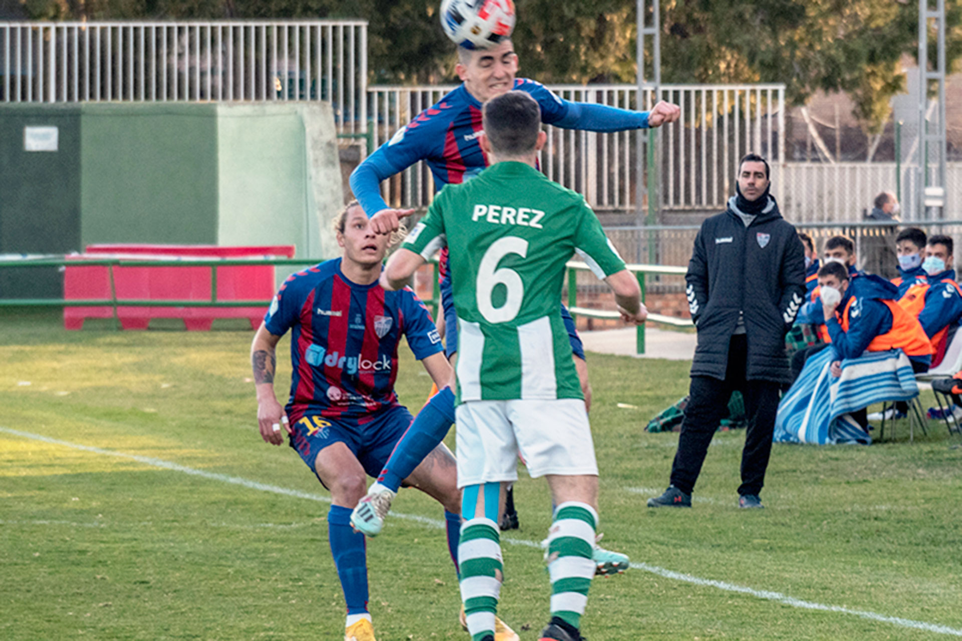 Ivi despeja de cabeza en una jugada en el centro del campo./ KAMARERO