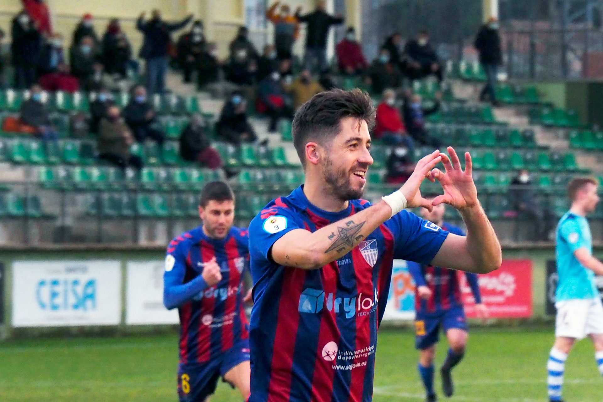 Dani Calleja celebra el primer gol de la Segoviana ante La Granja, que se había adelantado un minuto antes. / KAMARERO