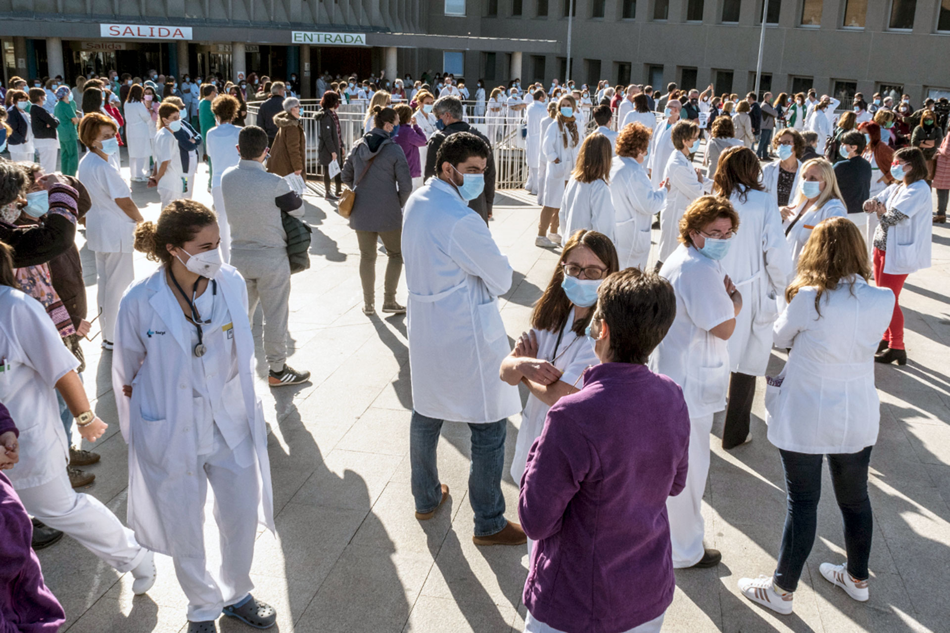 Una de las protestas del personal sanitario para pedir la retirada del decreto que permite los traslados ‘forzosos’. / KAMARERO