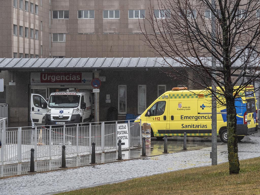 Ambulancias en la entrada a Urgencias del Hospital General de Segovia. / KAMARERO