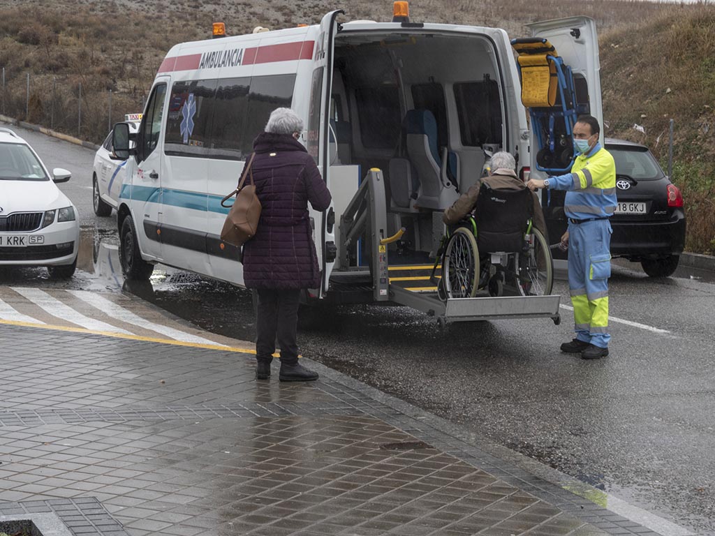 Un sanitario baja a un paciente de la ambulancia para acceder al Hospital General. / KAMARERO
