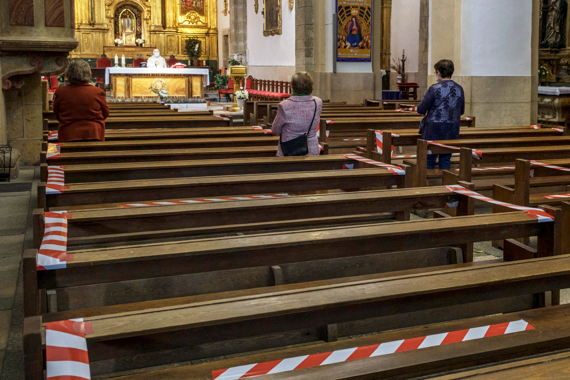 Las medidas impuestas para el control de aforos y distancia de seguridad en los templos se cumplen a rajatabla en la práctica totalidad de las parroquias. / KAMARERO