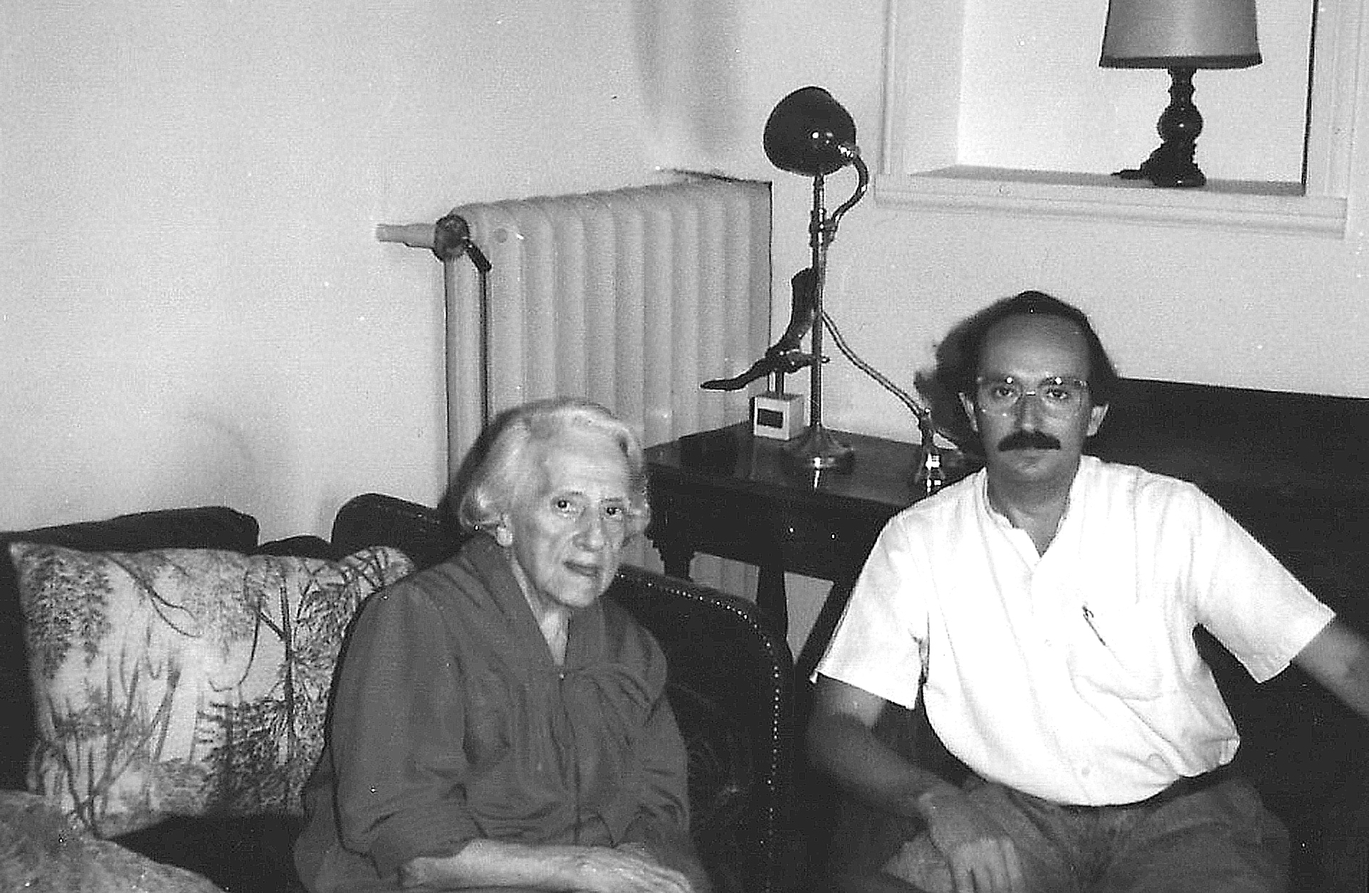 María Zambrano con Antonio Colinas (Madrid, 1986). Archivo Antonio Colinas.