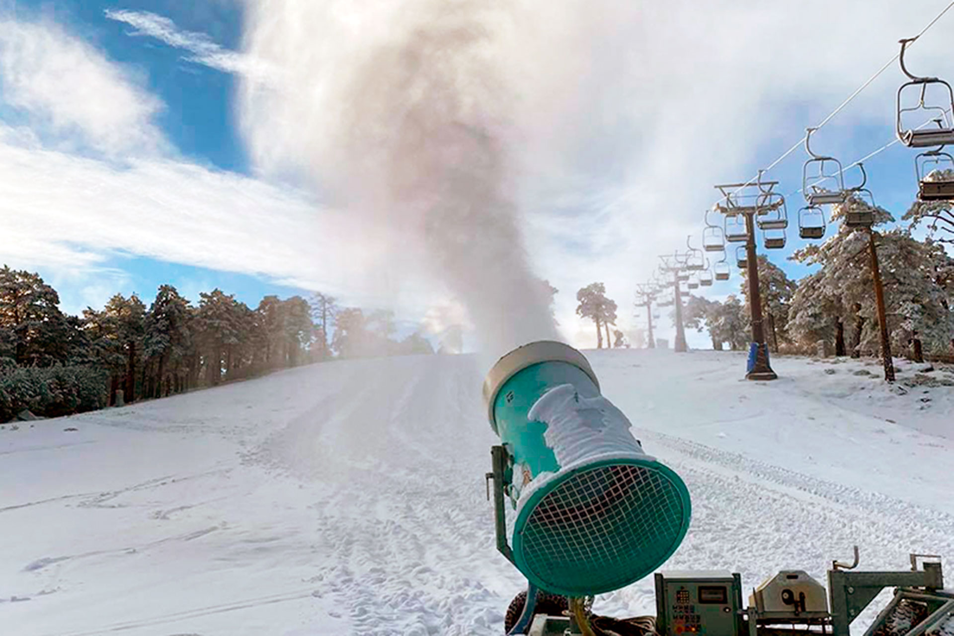 Cañones bombardeando nieve en la estación de esquí de Navacerrada. / E.A.