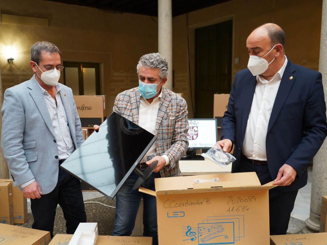 La Diputación recibe el material informático para bibliotecas. / E.A.