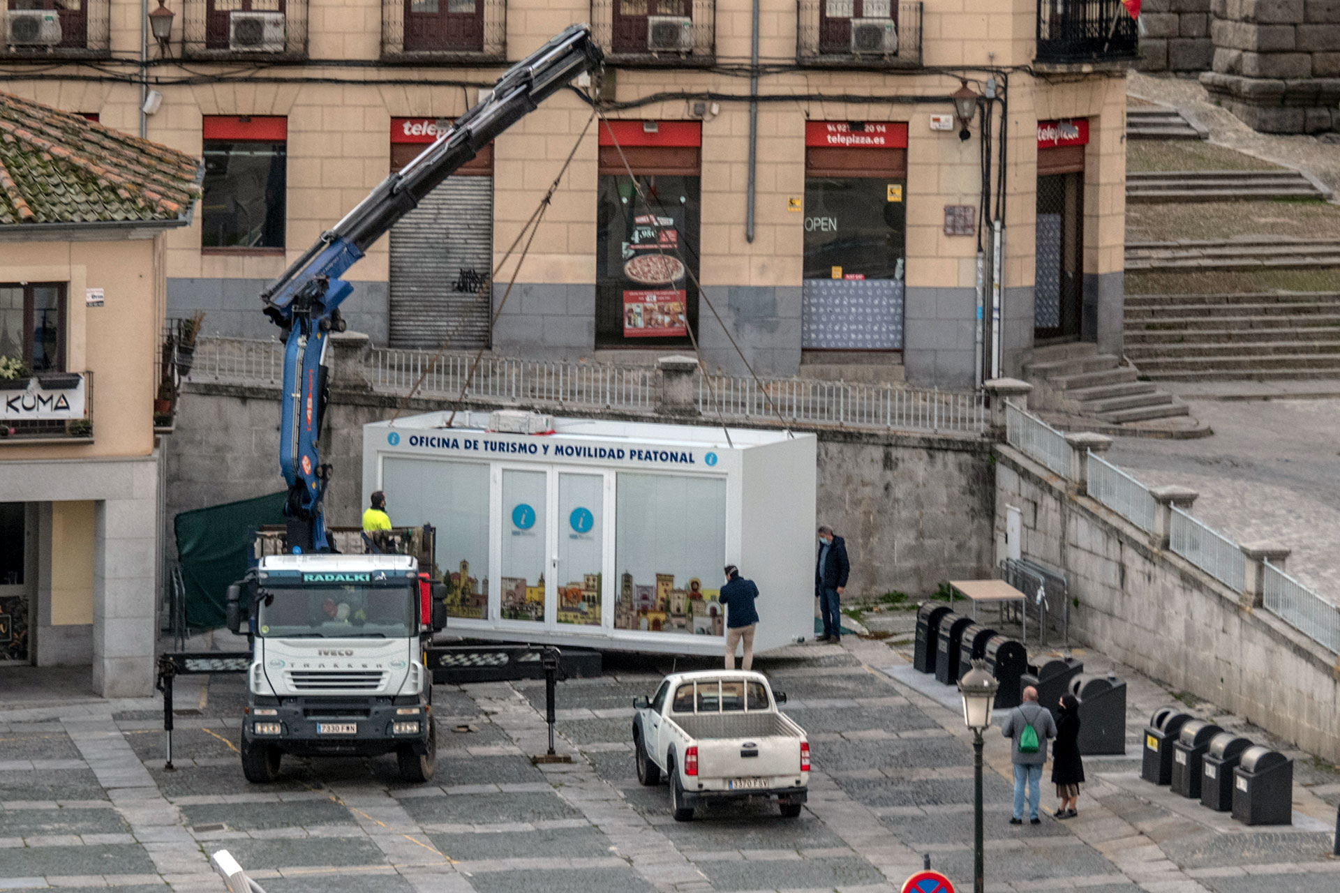 Una grúa retiró ayer esta oficina que ha permanecido durante un año en la proximidad del Acueducto. / Kamarero