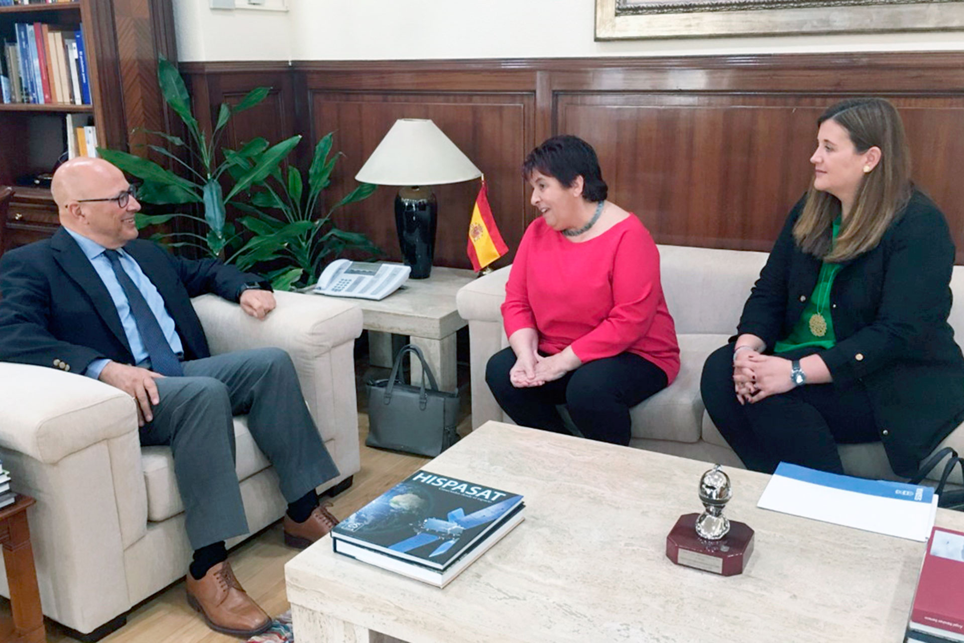 La alcaldesa recordó la reunión que mantuvo el pasado año con el secretario de Estado de Defensa. / EL ADELANTADO