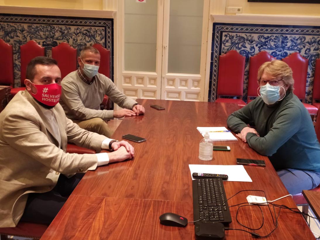 Los representantes de HOTUSE, Jesús Castellanos y Enrique Cañadas, y el concejal de Desarrollo Económico y Empleo, Jesús García (derecha). / EL ADELANTADO