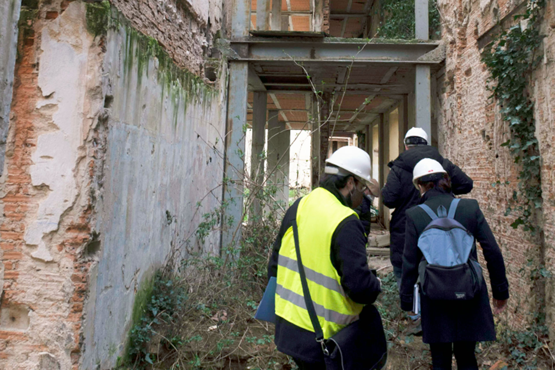 Representantes de empresas constructoras, en la visita al solar del teatro el martes de esta semana. / Kamarero