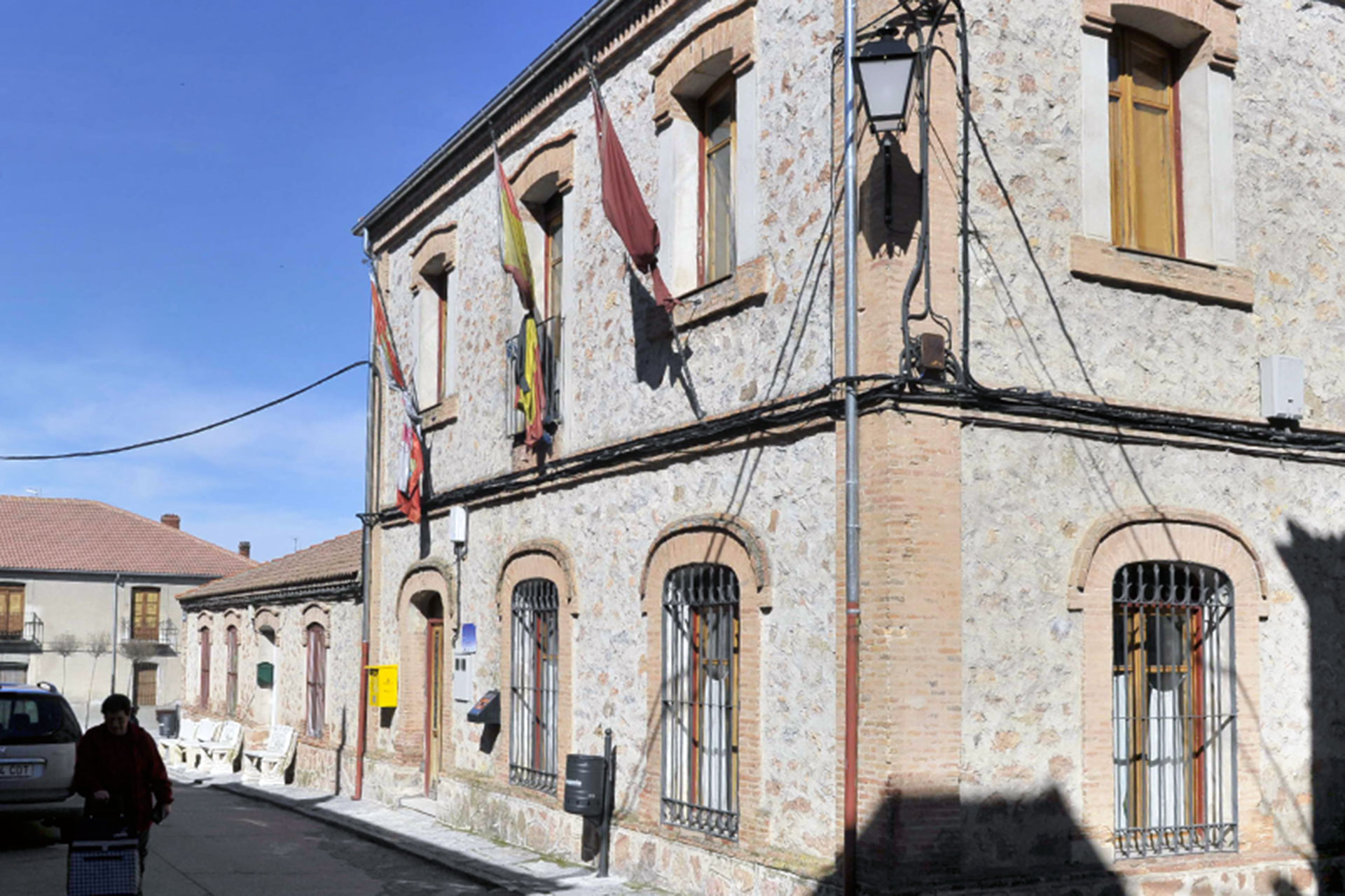 Fachada del Ayuntamiento de Zarzuela del Pinar. /KAMARERO