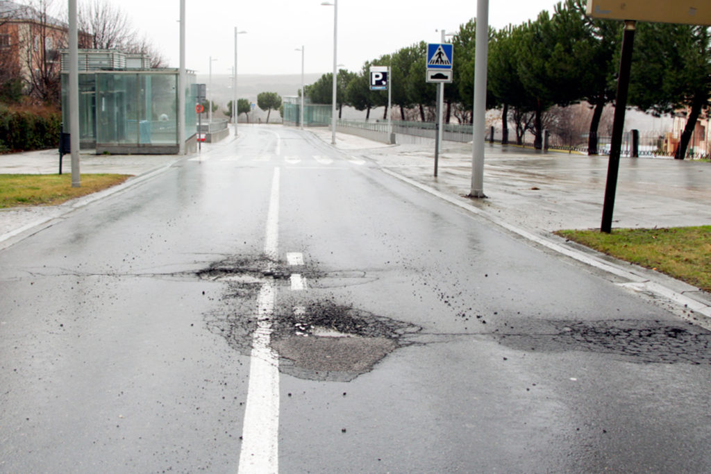El arreglo de los baches de Padre Claret se prolongará una semana 2 avenida padre claret socavones