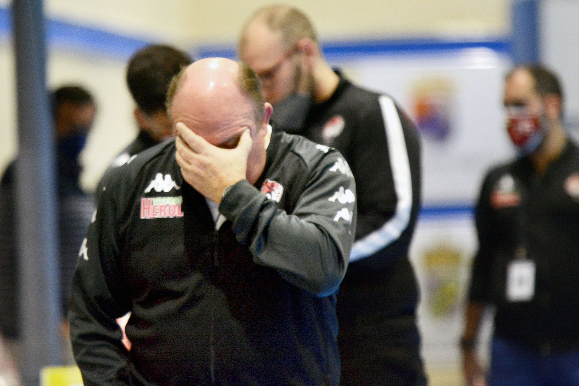 Zupo Equisoain se lamenta desde el banquillo en una acción del encuentro que disputaron el Viveros Herol Nava con el Balonmano Logroño./ AMADOR MARUGÁN