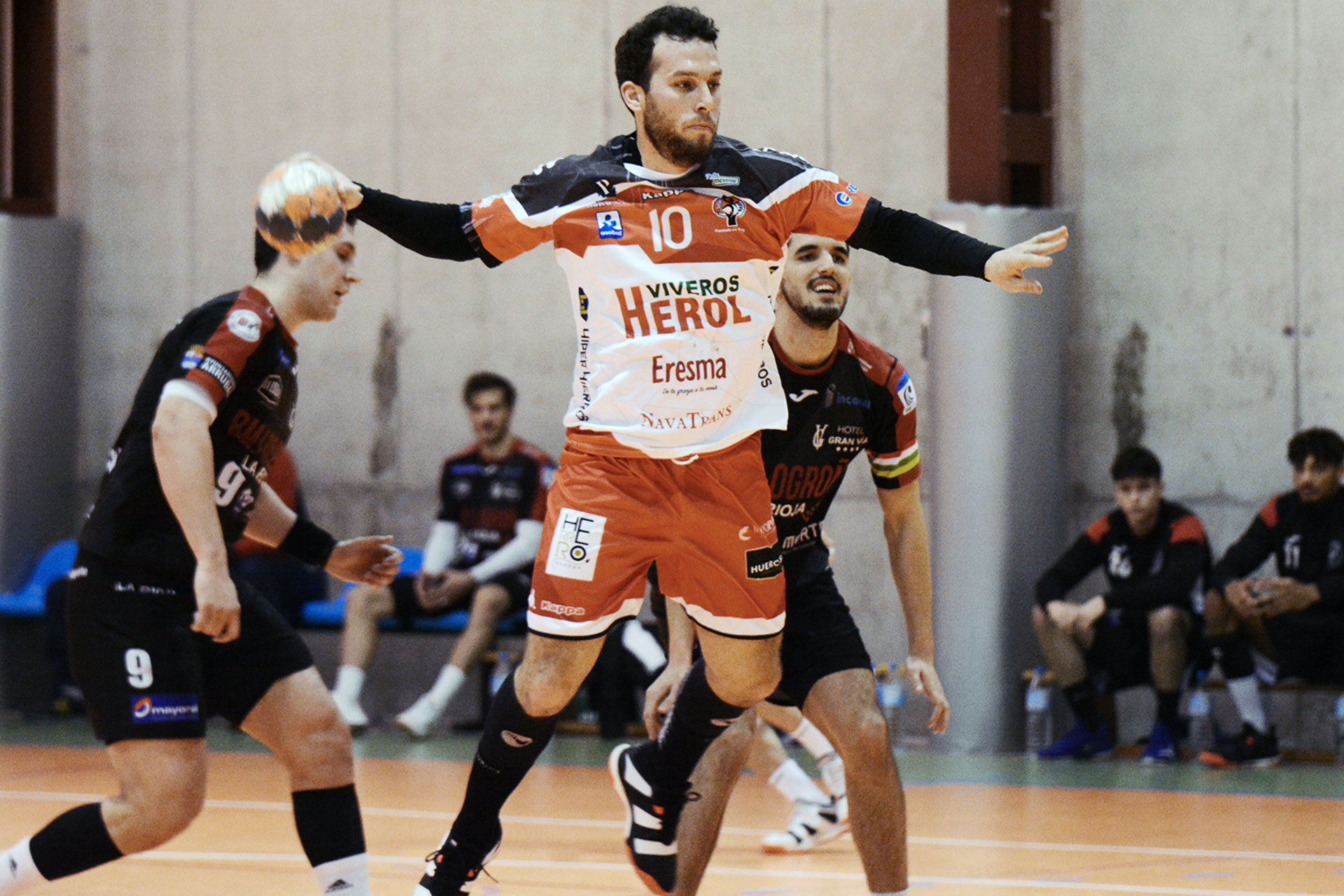 Darío Ajo lanza desde los seis metros en un momento del amistoso que jugaron Nava y Logroño en Palazuelos de Eresma. / AMADOR MARUGÁN