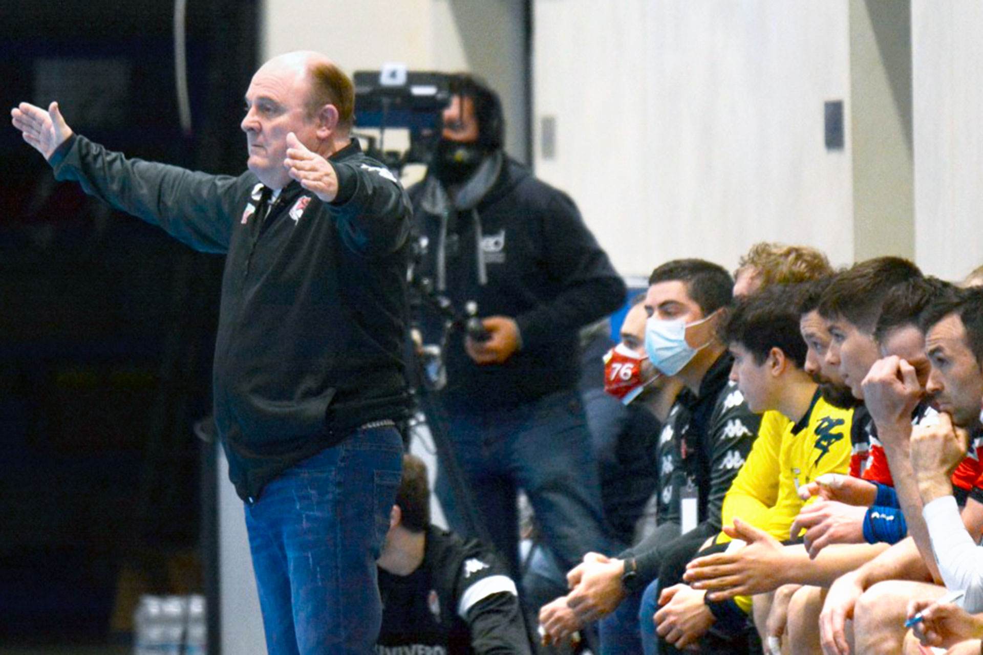Zupo Equisoain levanta los brazos tras una acción del encuentro que jugó el Viveros Herol Nava frente al Balonmano Logroño./ AMADOR MARUGÁN
