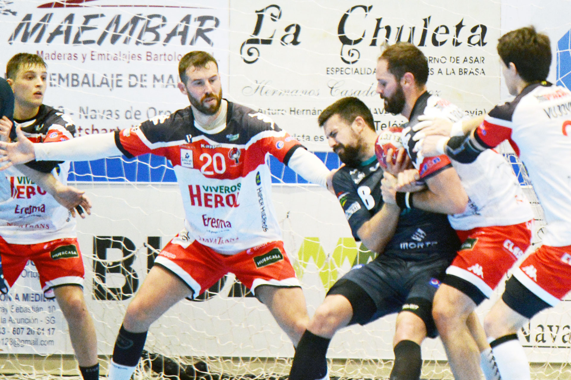 La defensa del Viveros Herol Nava trata de detener el avance de Agus Casado en el partido ante Logroño./ AMADOR MARUGÁN