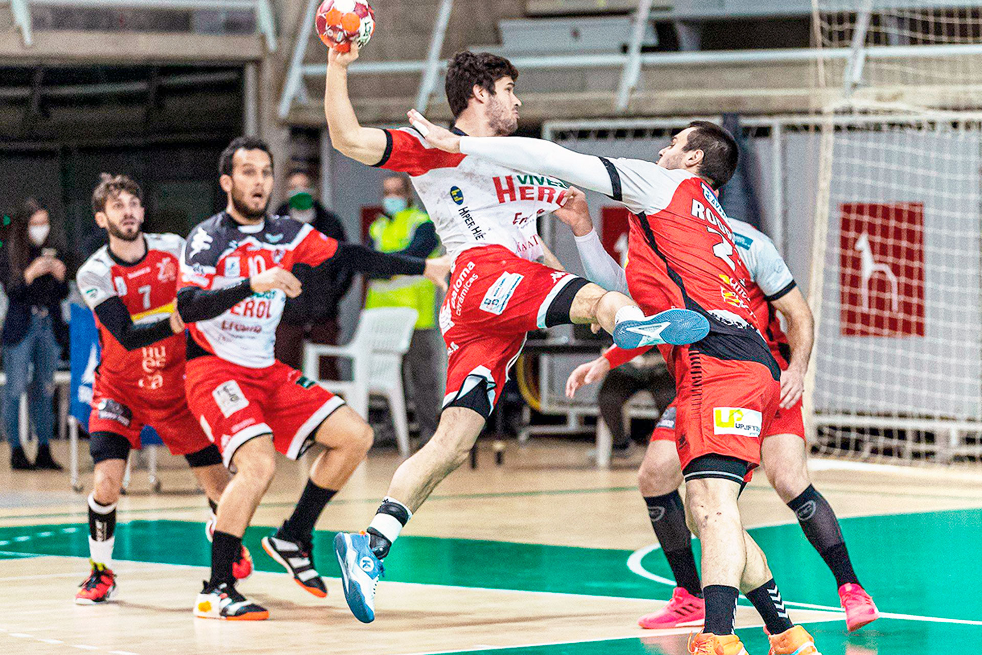 Rodrigo Pérez ve frenado su lanzamiento por la acción del defensor del Bada Huesca./ ANDREY SAPYZHAK