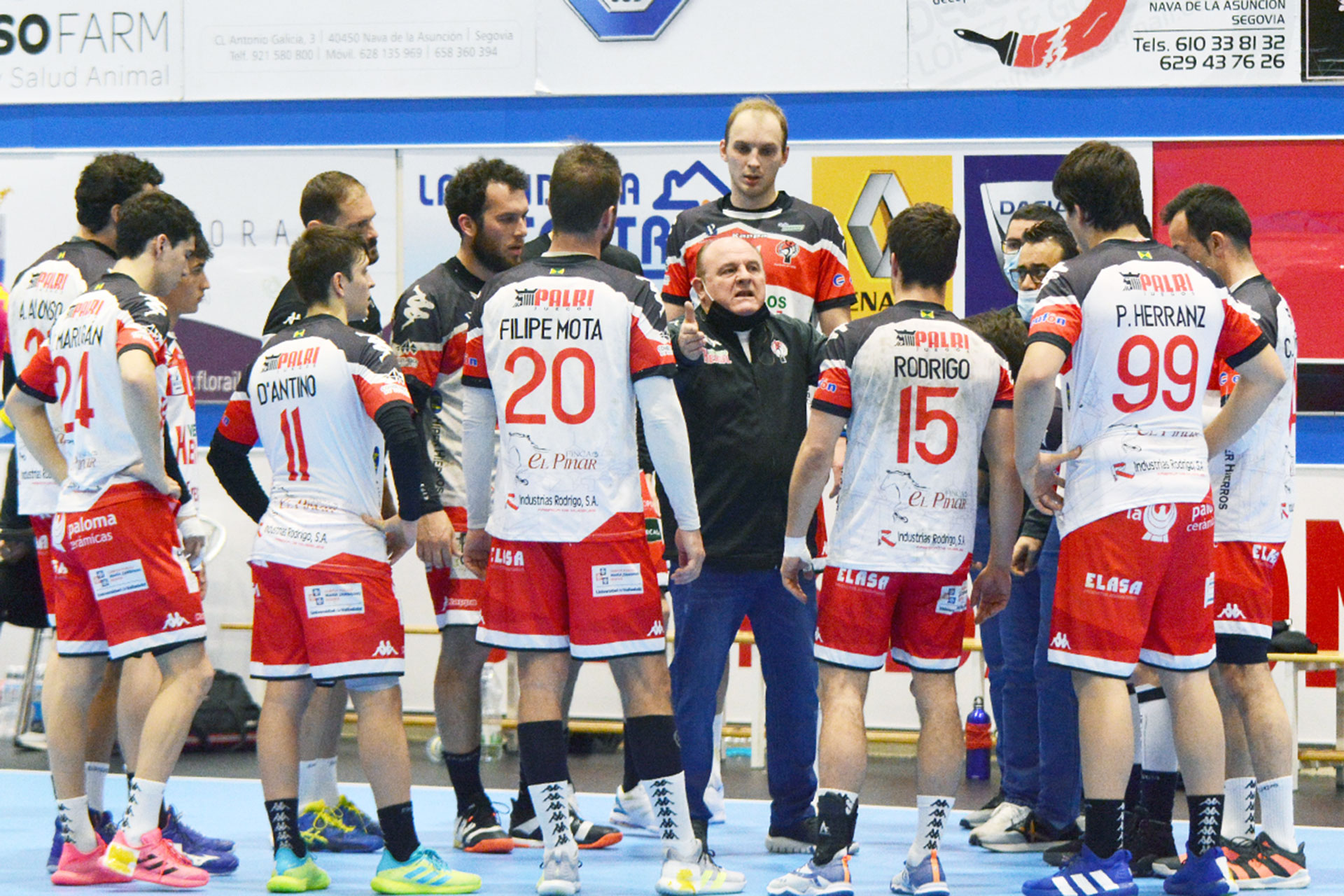 Zupo Equisoain, durante un tiempo muerto aleccionando al equipo./ AMADOR MARUGÁN