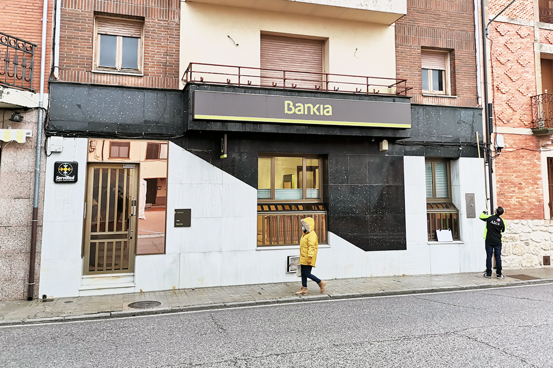 Un operario toma medidas de la fachada de una de las sucursales con que cuenta Bankia en la provincia.