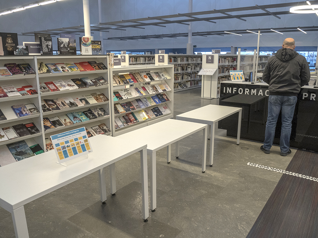 Vista del mostrador de información de la Biblioteca Pública. / KAMARERO