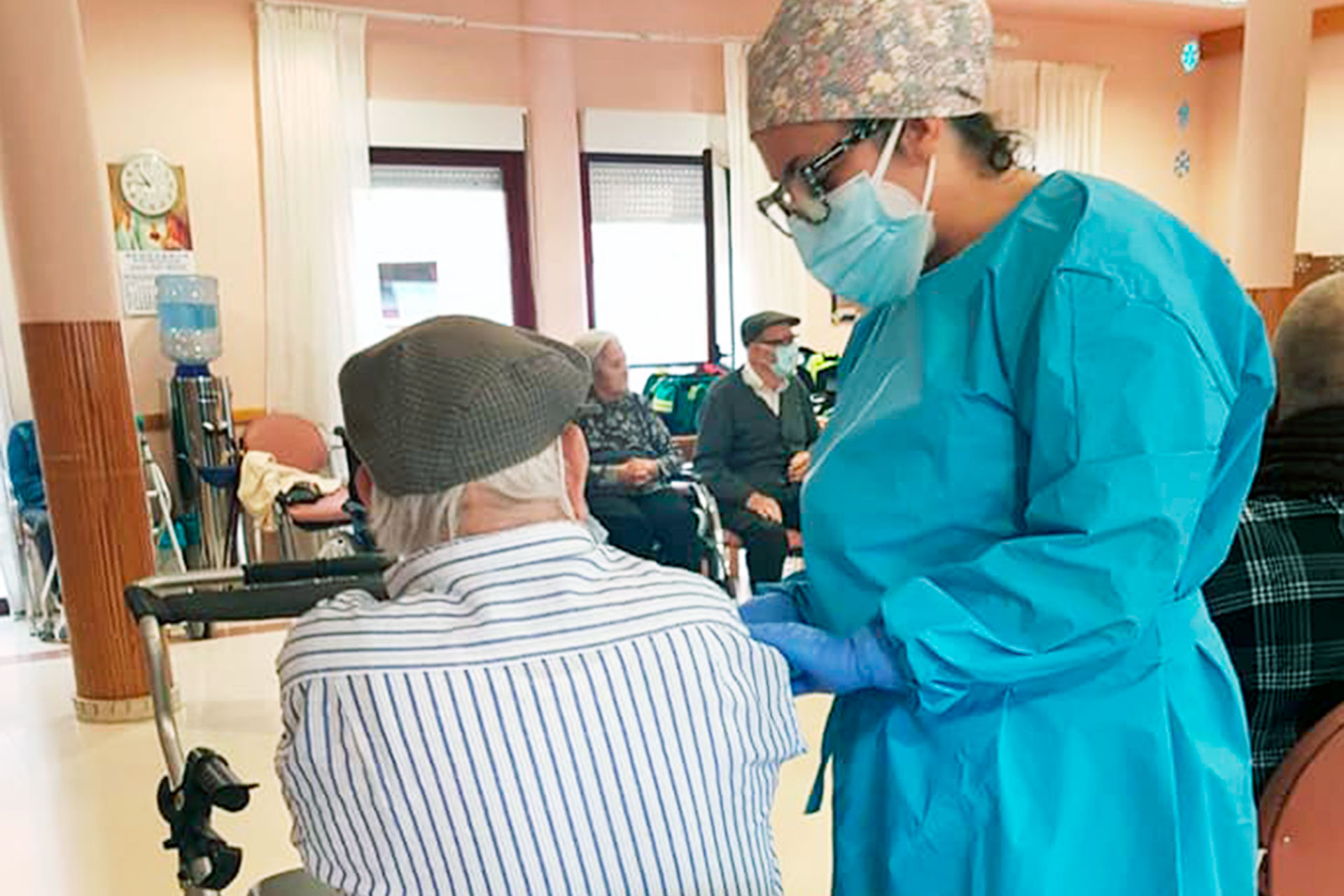 Un usuario de una residencia de mayores de Cantalejo se vacuna contra la Covid-19. / EL ADELANTADO