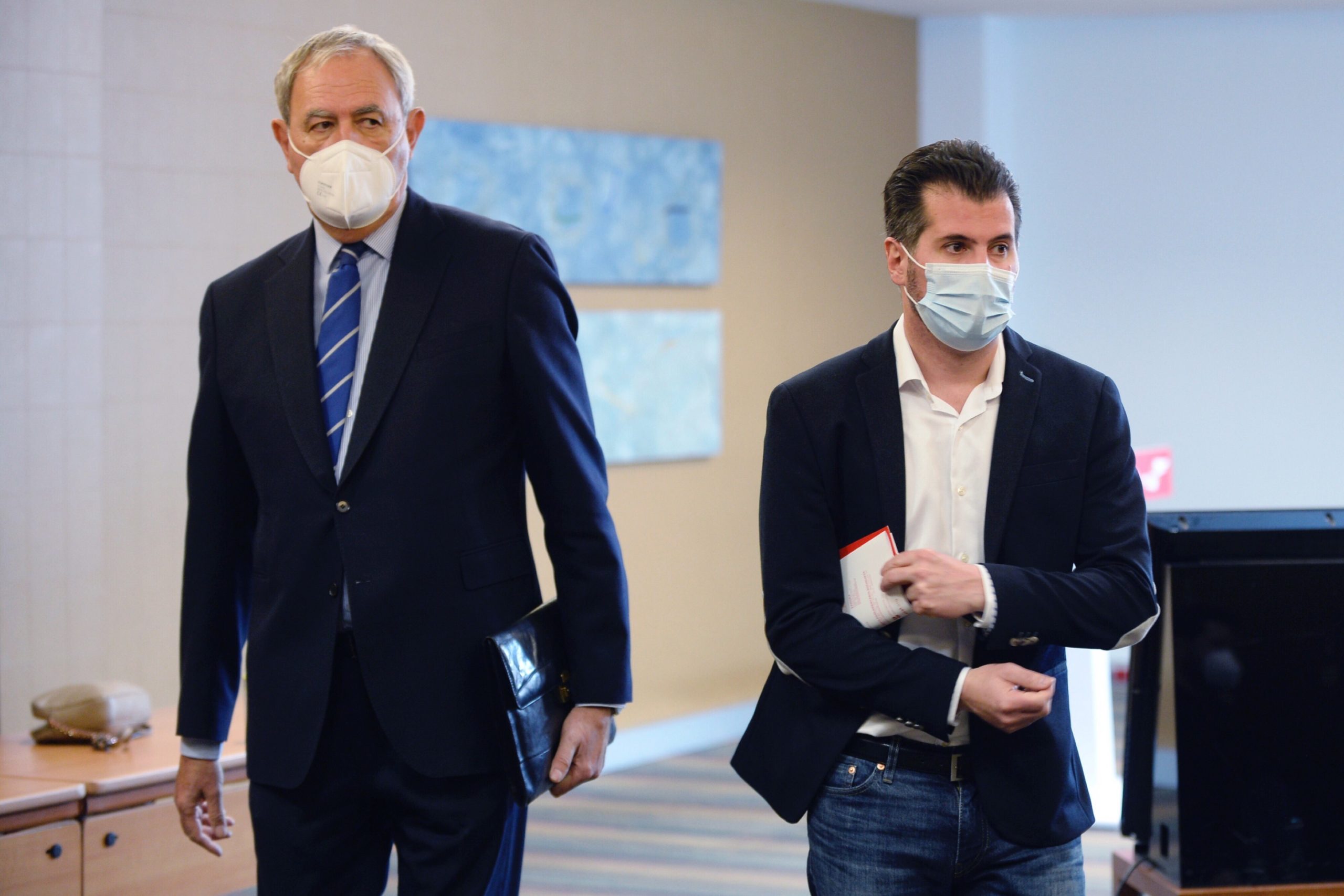 El secretario general del PSOE de Castilla y León, , Luis Tudanca (d) y el presidente de la Asociación de Hoteles de Castilla y León, Carlos Díaz (i) comparecen ante la prensa tras mantener una reunión de trabajo este miércoles en Valladolid. EFE/ Nacho Gallego