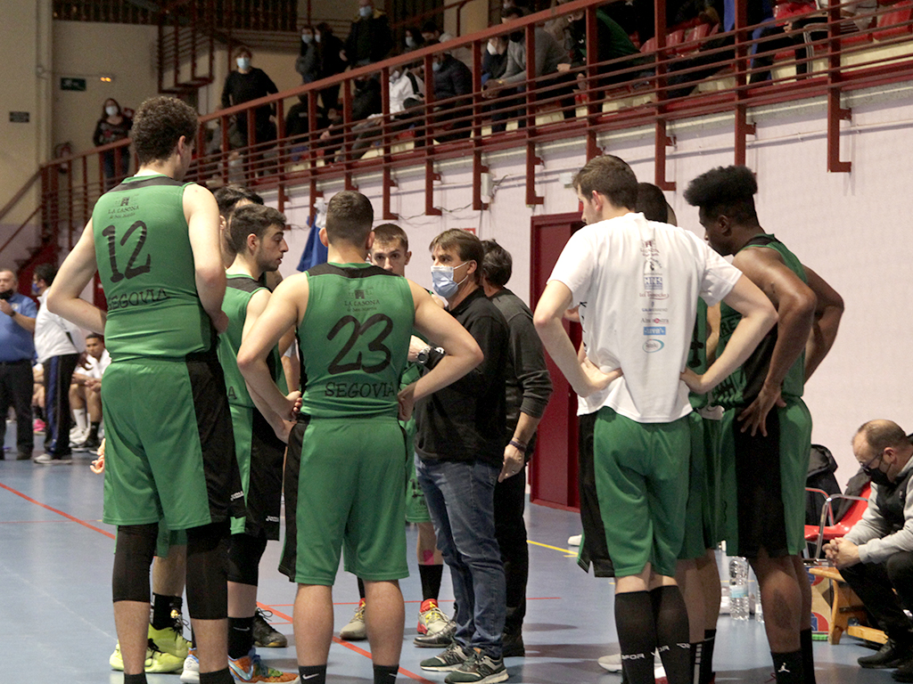 El técnico Cristian Álvarez da instrucciones a sus jugadores. / NEREA LLORENTE