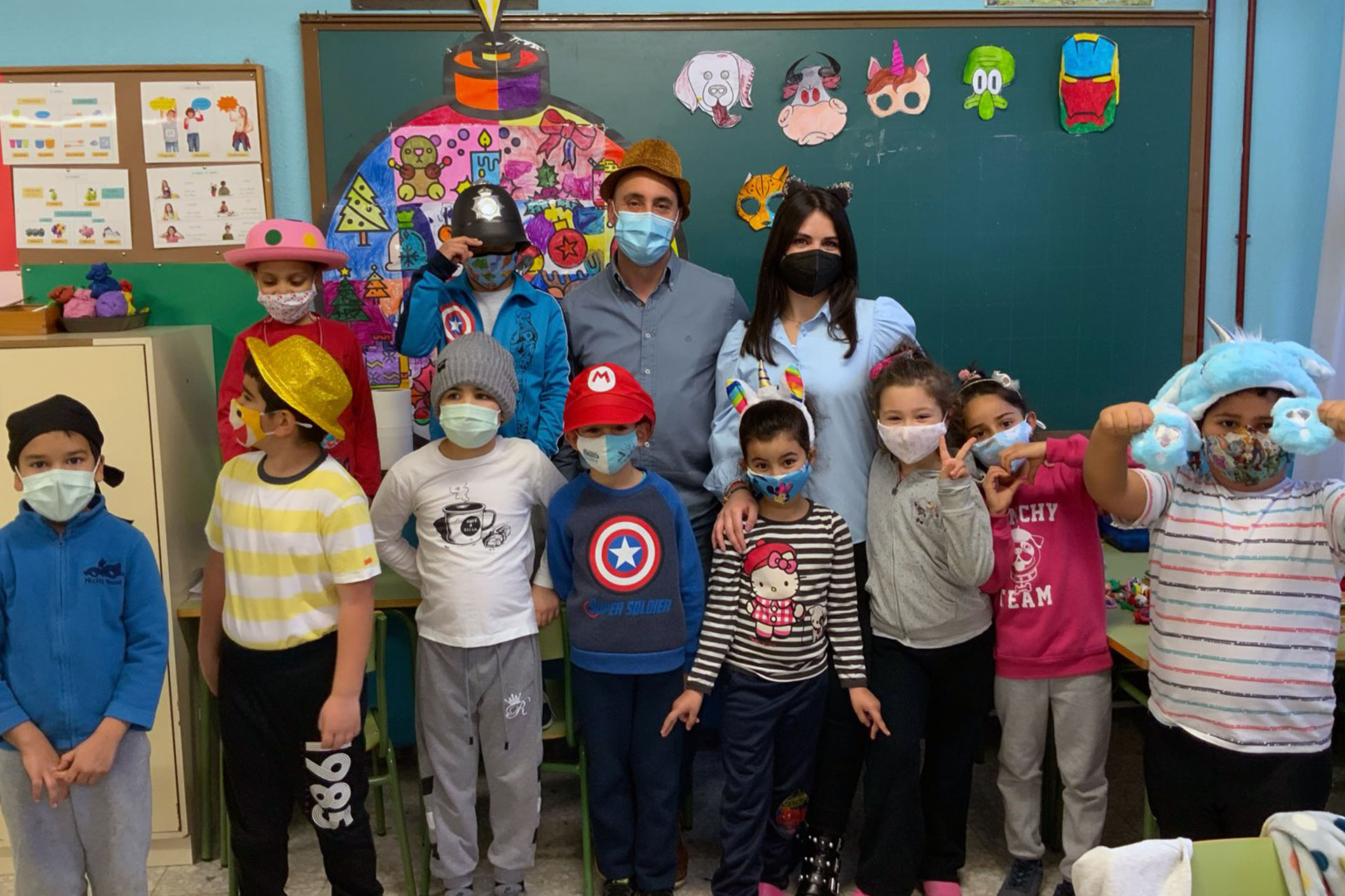 Los niños portando coronas y sombreros, para cumplir las órdenes de La Patarrona. / C.S.E.