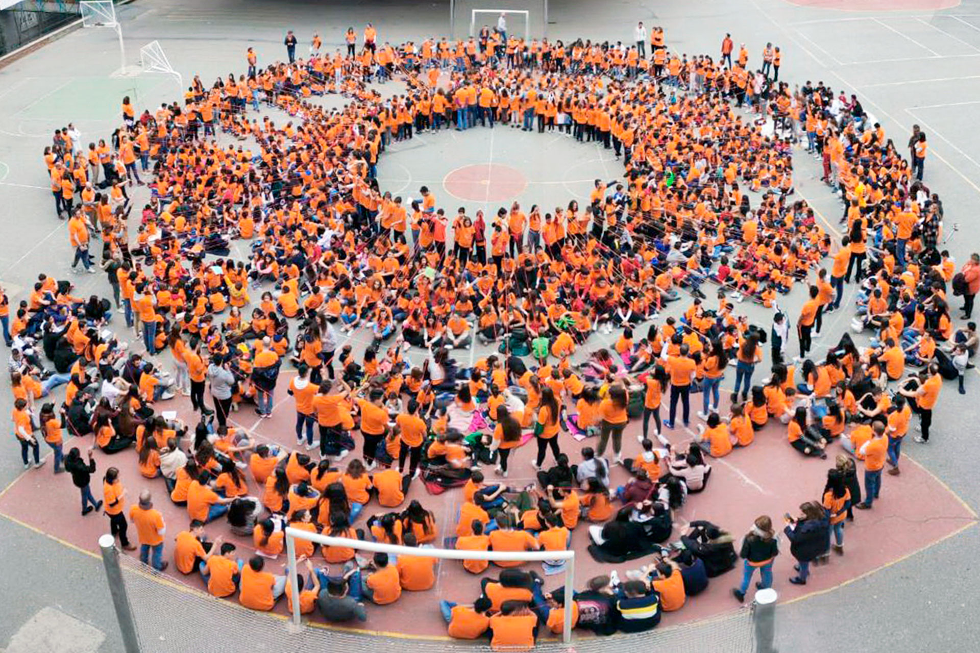 Este año los alumnos no podrán congregarse todos juntos en el patio debido a la pandemia. /E.A.