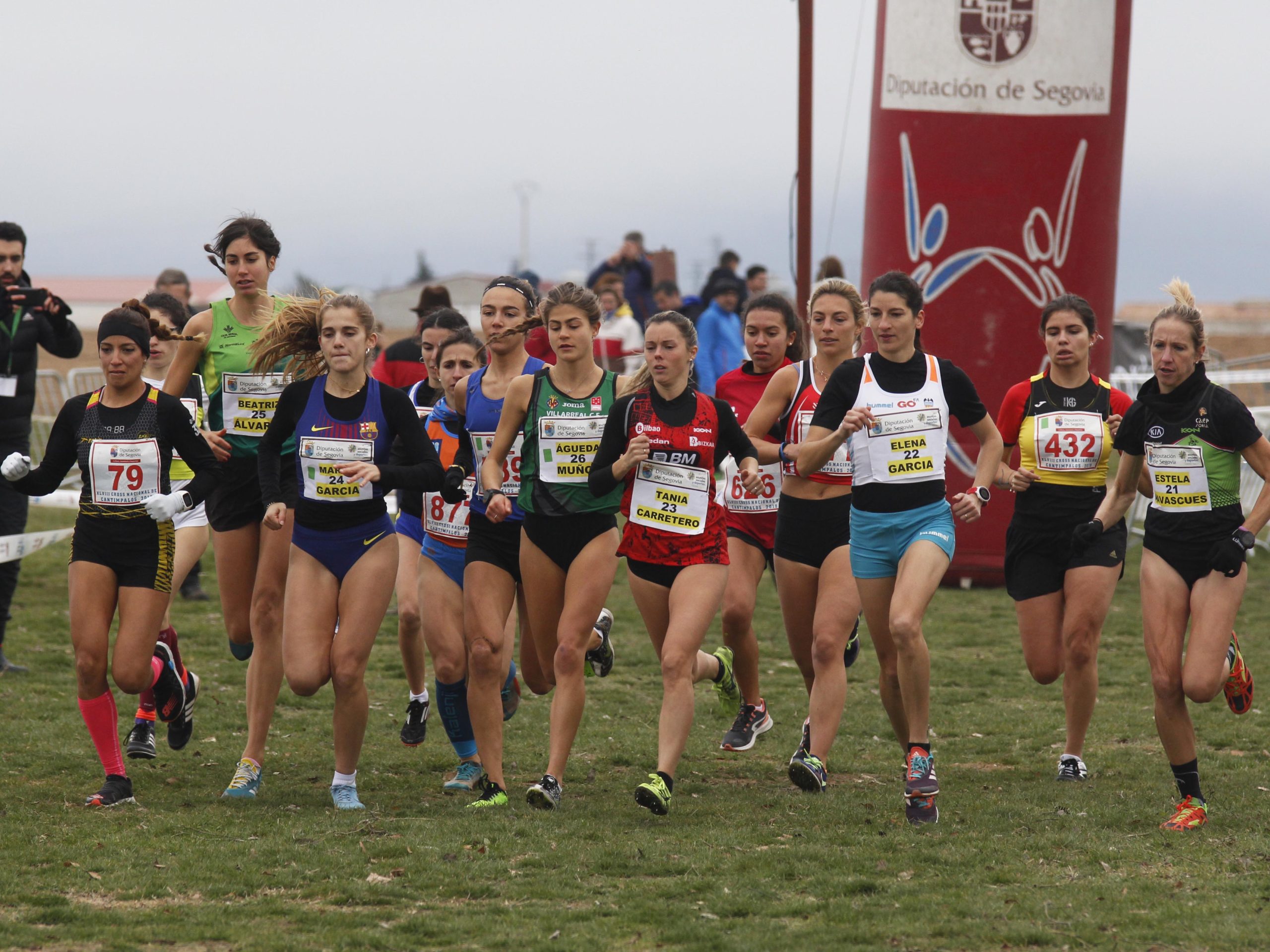 Salida de la prueba femenina del cross de Cantimpalos. / NEREA LLORENTE