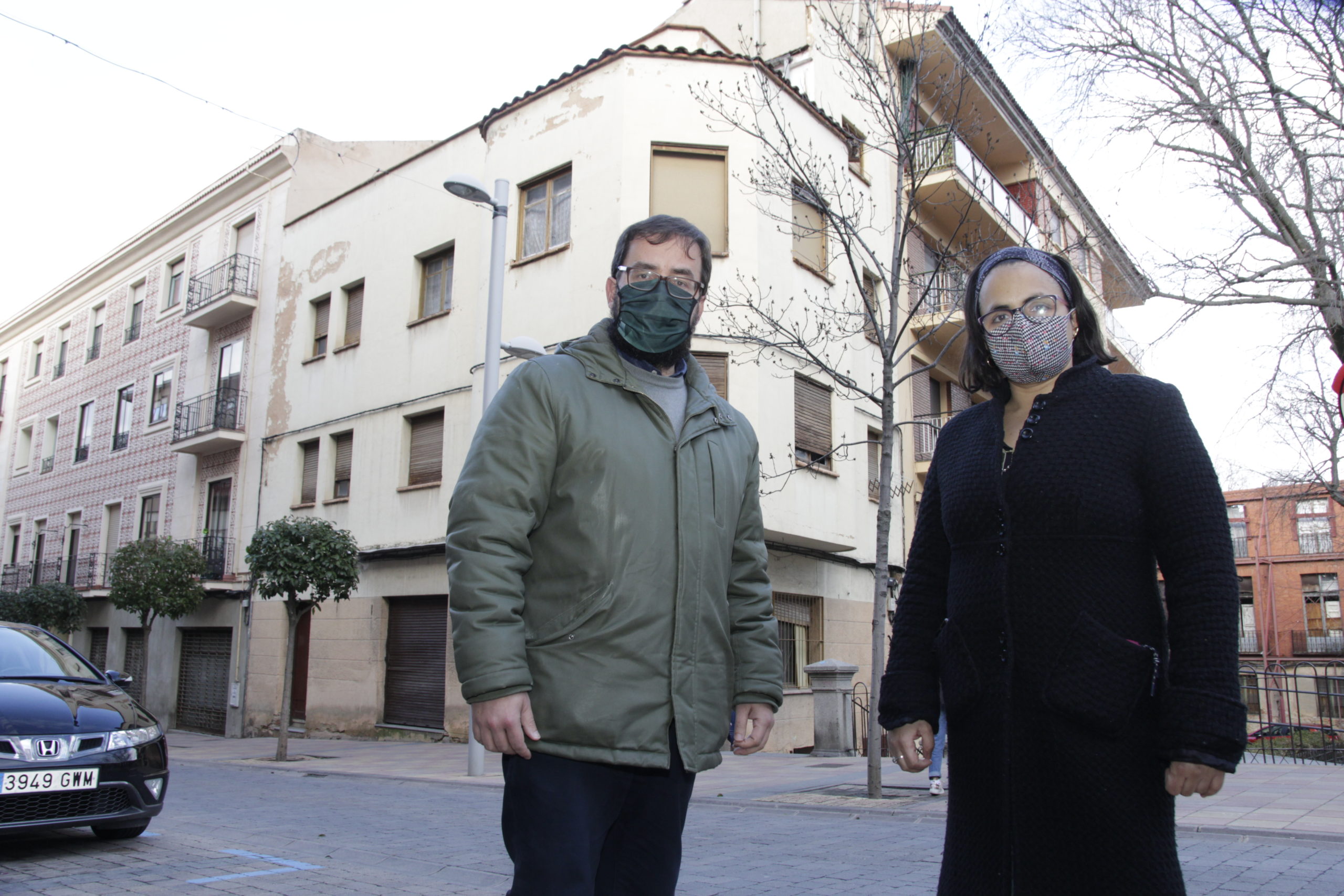 Darío Núñez y Carlota González, junto al edificio de Manuel Pagola en Santa Eulalia. / NEREA LLORENTE