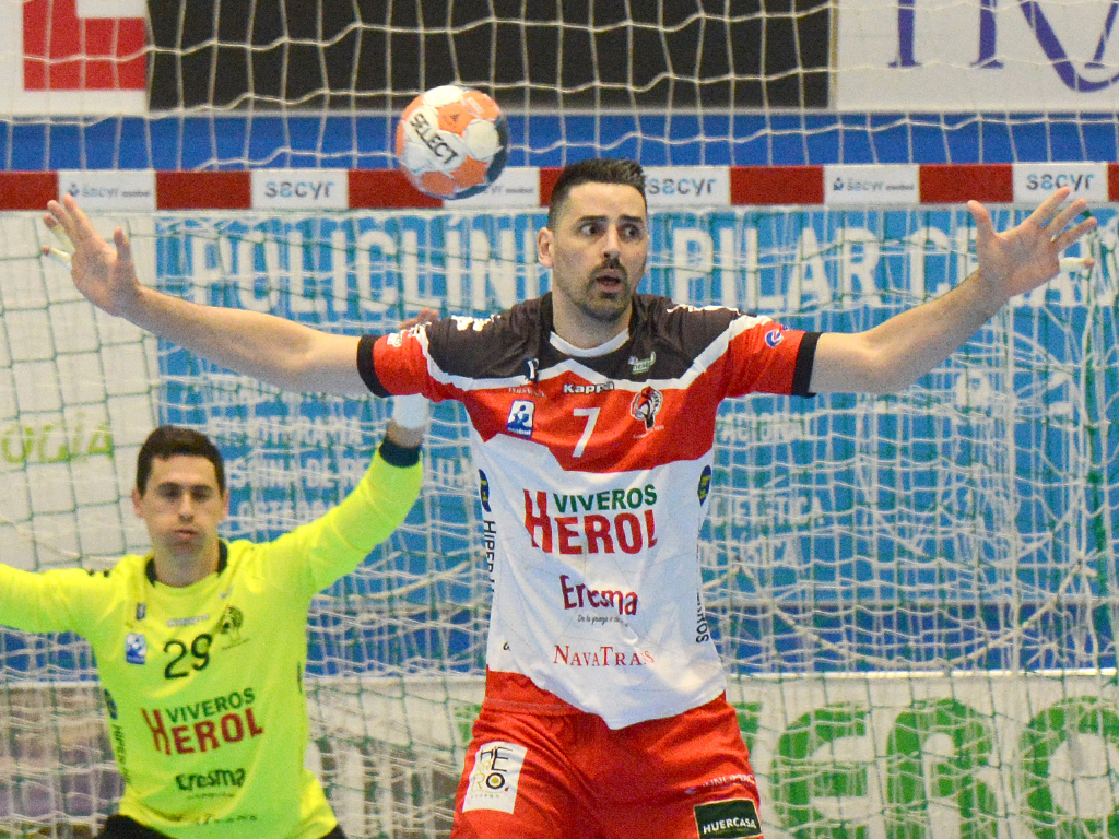 Álvaro Rodrigues, durante un partido con el Viveros Herol Nava esta temporada./ AMADOR MARUGÁN