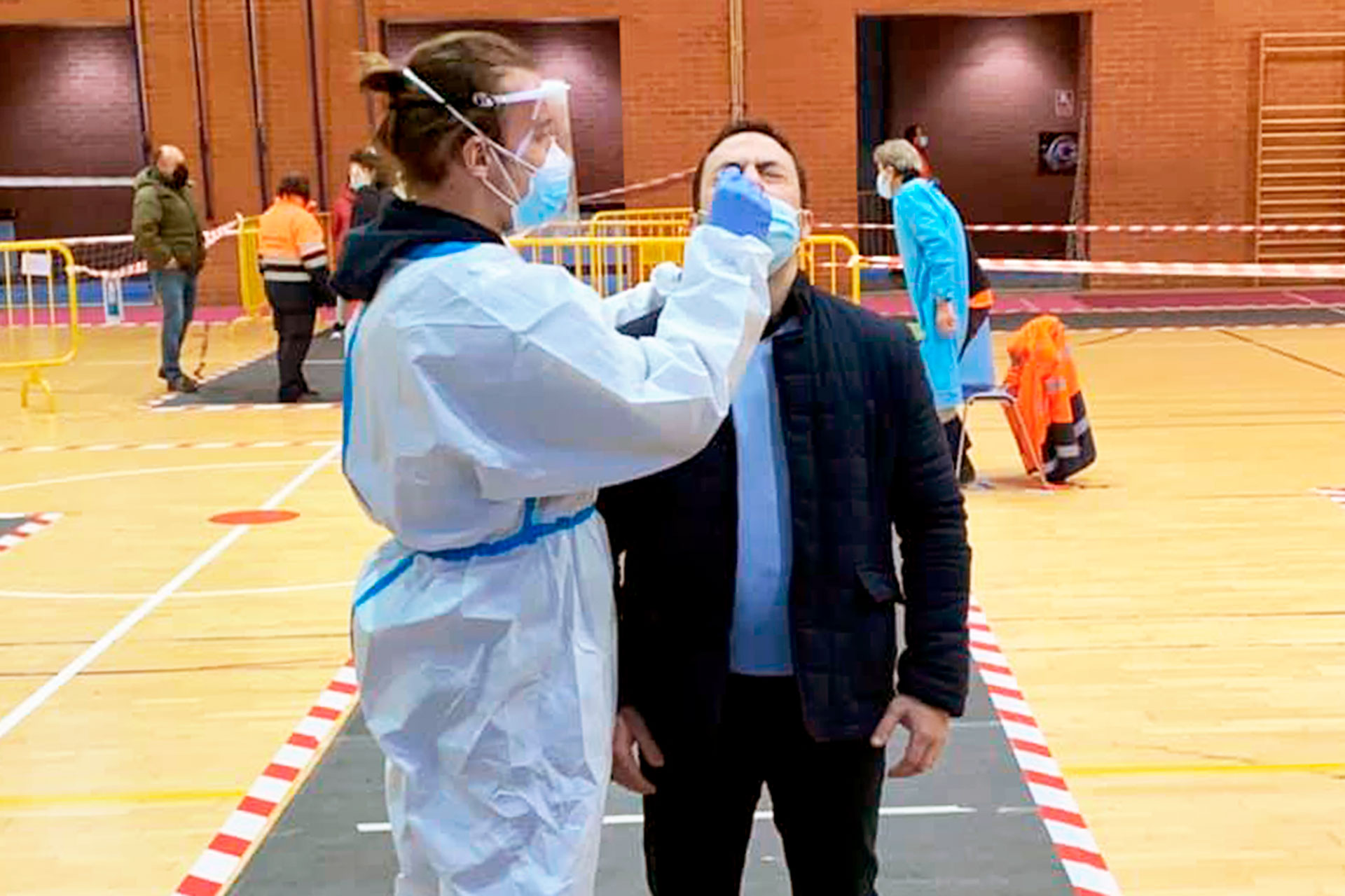 Javier Figueredo, alcalde de El Espinar, durante su test de antígenos en el cribado de la localidad. / EL ADELANTADO