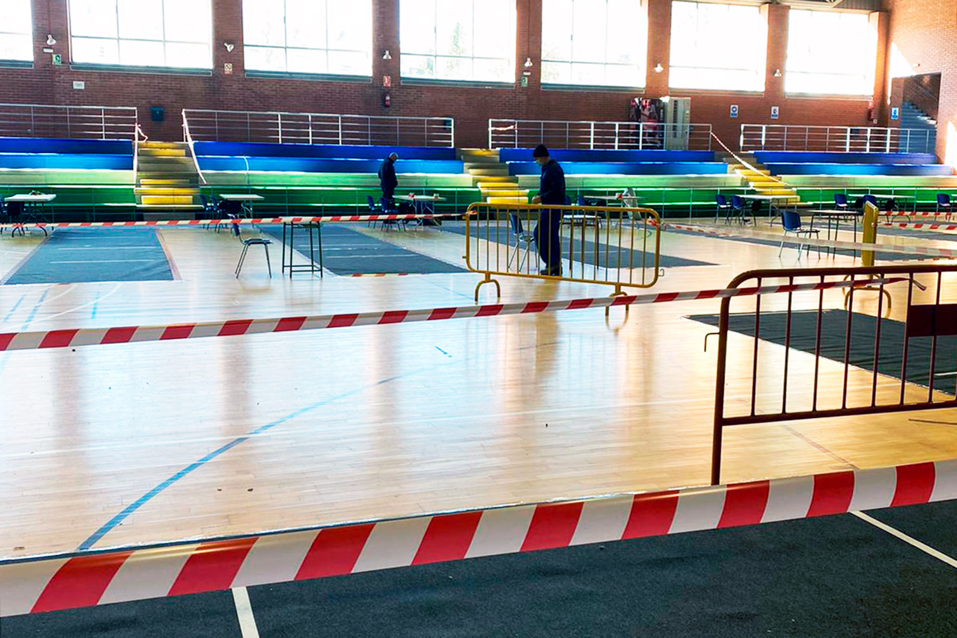 Los operarios municipales realizan los preparativos previos para la realización del cribado. / E.A.