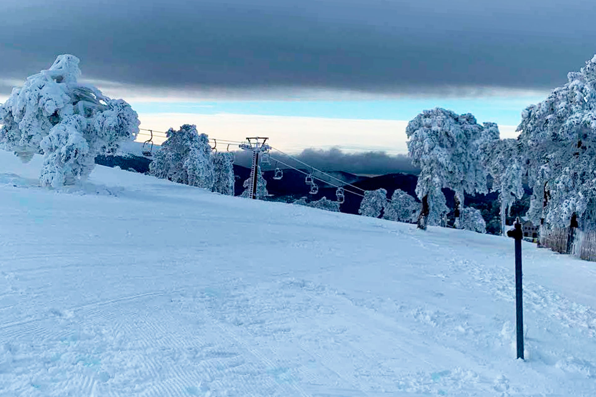 En Navacerrada ya están las pistas preparadas para abrir mañana. /E.A.