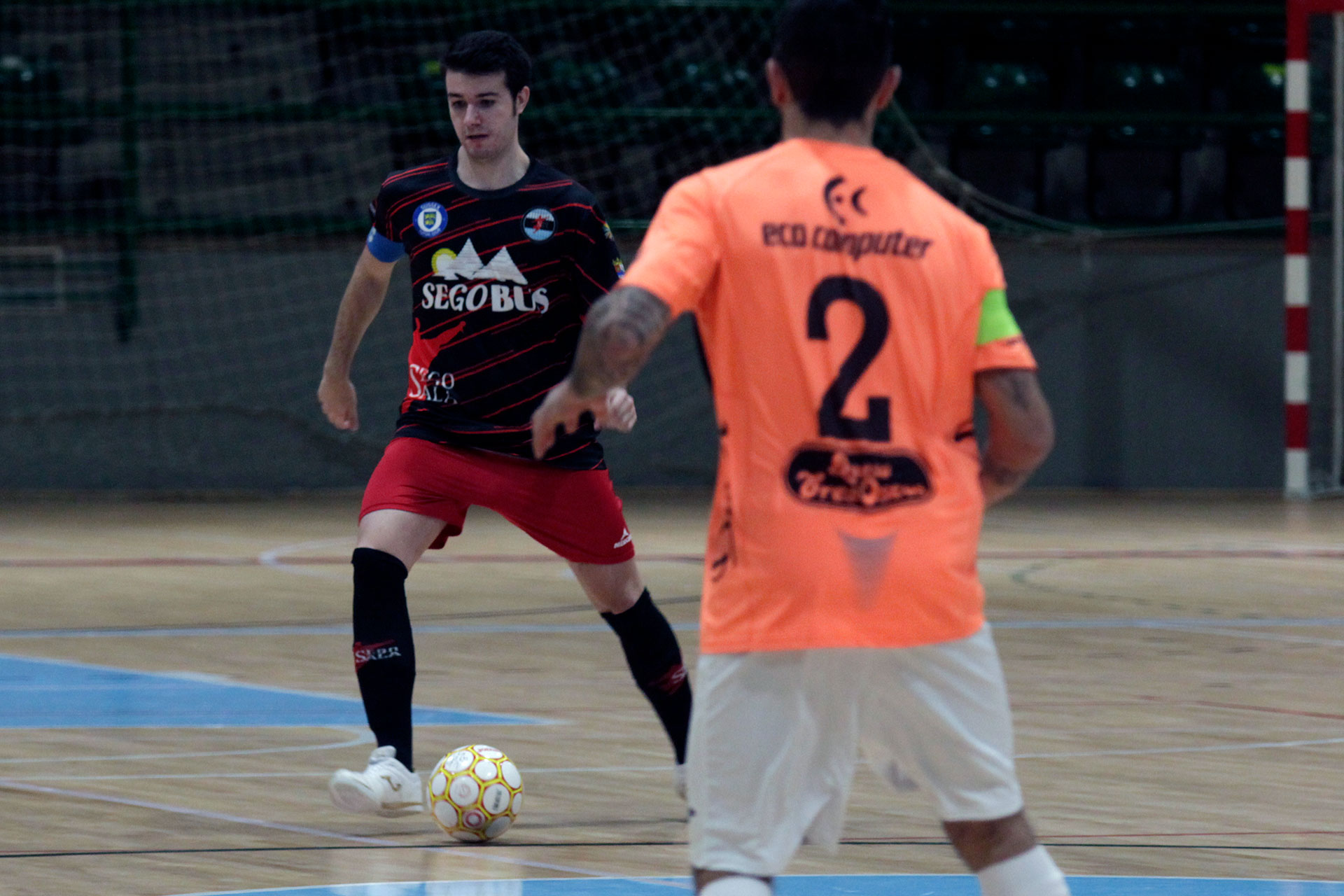 El jugador del Segosala controla el balón. / NEREA LLORENTE