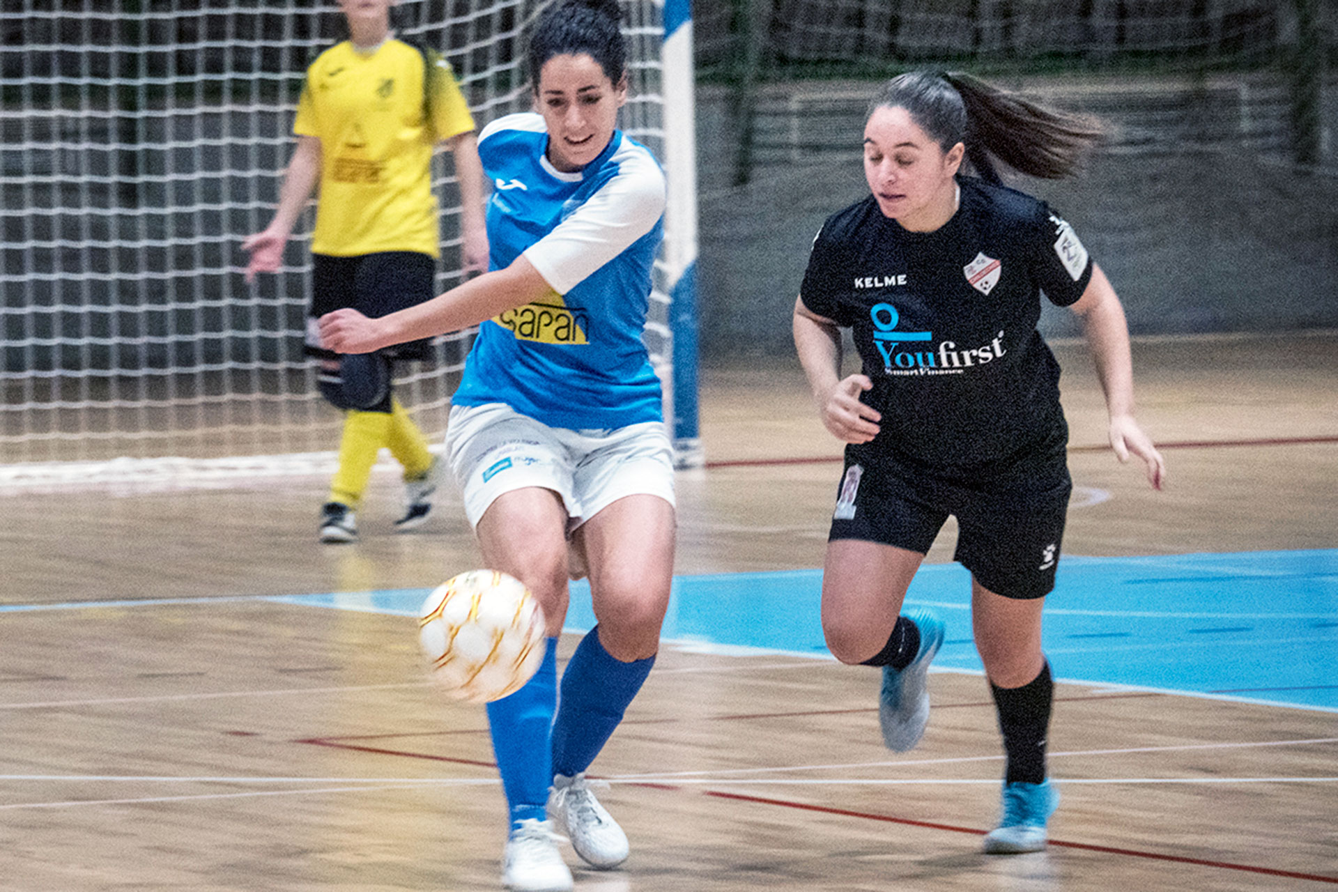 Cris de Andrés despeja el balón ante la presión de una rival del Chiloeches./ NEREA LLORENTE