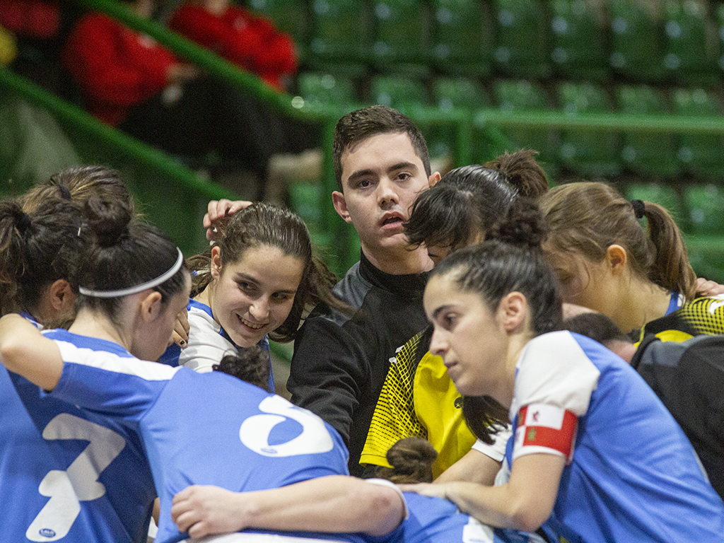 Las jugadoras del Unami junto a su técnico, Antonio González. / NEREA LLORENTE