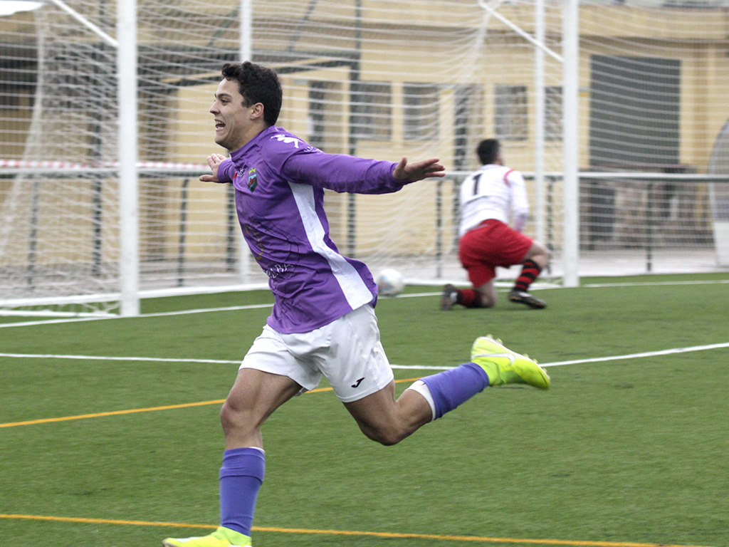 Arry celebra el segundo gol del Monteresma ante el Tardelcuende en La Mina. / NEREA LLORENTE